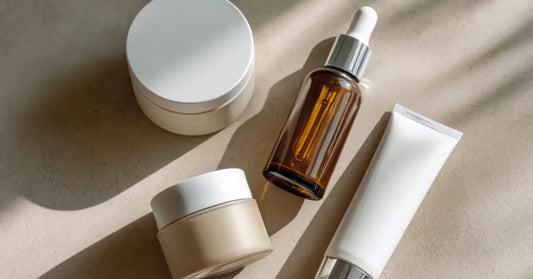 Routine soins visage avec nettoyant, sérum, crème et protection solaire